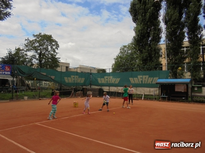 Zdjęcie w galerii na portalu naszraciborz.pl: Przyszli tenisiści poznawali tajniki sportu wiadomości z regionu