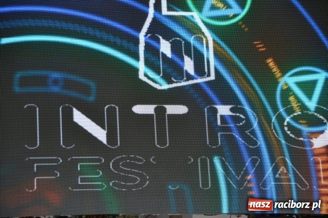 Zdjęcie w galerii na portalu naszraciborz.pl: INTRO - festiwal muzyki elektronicznej i światła na Zamku Piastowskim wiadomości z regionu