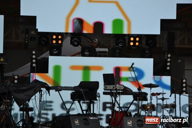 Zdjęcie w galerii na portalu naszraciborz.pl: INTRO - festiwal muzyki elektronicznej i światła na Zamku Piastowskim wiadomości z regionu