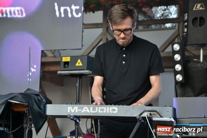 Zdjęcie w galerii na portalu naszraciborz.pl: INTRO - festiwal muzyki elektronicznej i światła na Zamku Piastowskim wiadomości z regionu