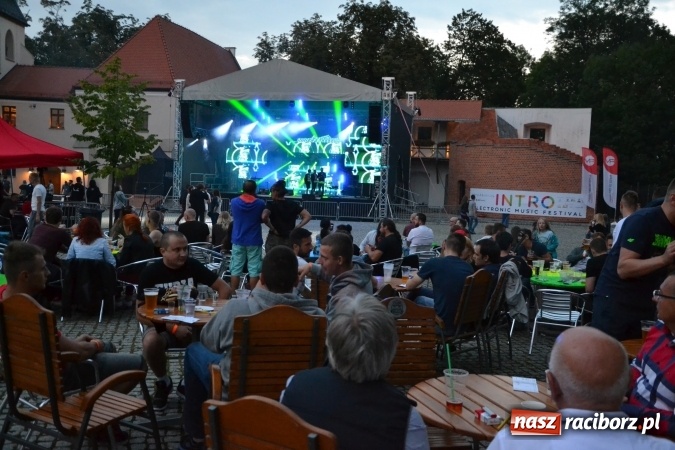 Zdjęcie w galerii na portalu naszraciborz.pl: INTRO - festiwal muzyki elektronicznej i światła na Zamku Piastowskim wiadomości z regionu