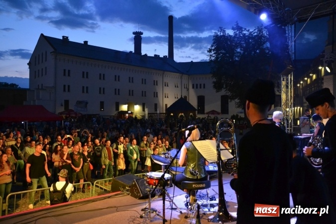 Zdjęcie w galerii na portalu naszraciborz.pl: INTRO - festiwal muzyki elektronicznej i światła na Zamku Piastowskim wiadomości z regionu