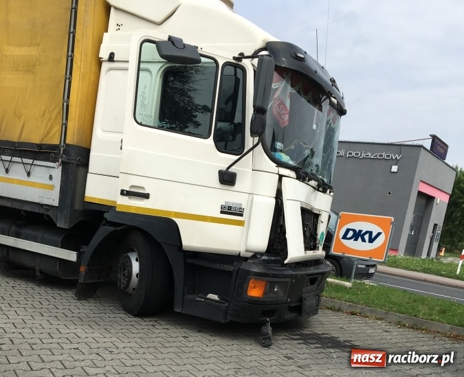 Zdjęcie w galerii na portalu naszraciborz.pl: Kierowca MAN-a przeszarżował na Bogumińskiej wiadomości z regionu