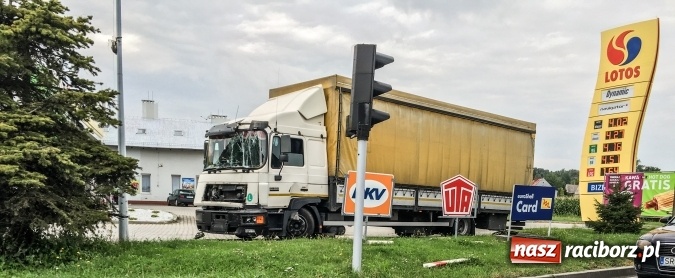 Zdjęcie w galerii na portalu naszraciborz.pl: Kierowca MAN-a przeszarżował na Bogumińskiej wiadomości z regionu