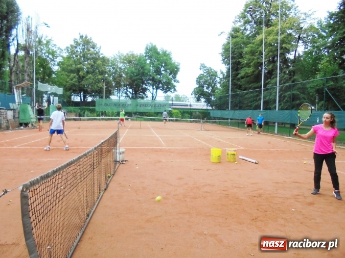 Zdjęcie w galerii na portalu naszraciborz.pl: Integracyjny turniej rodzinny w deblach - w rozgrywkach wzięło udział siedem rodzin wiadomości z regionu
