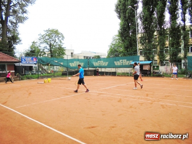 Zdjęcie w galerii na portalu naszraciborz.pl: Integracyjny turniej rodzinny w deblach - w rozgrywkach wzięło udział siedem rodzin wiadomości z regionu