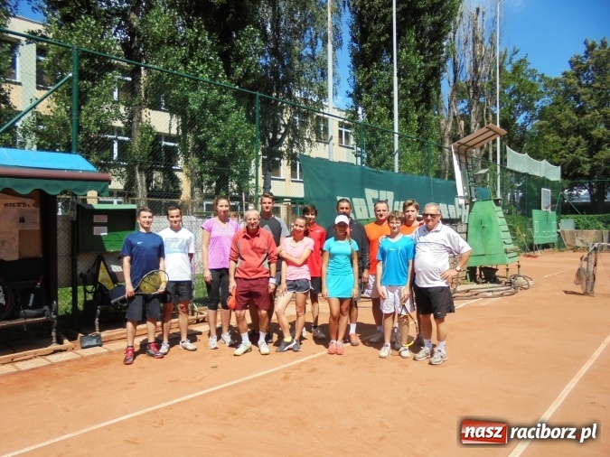 Zdjęcie w galerii na portalu naszraciborz.pl: Integracyjny turniej rodzinny w deblach - w rozgrywkach wzięło udział siedem rodzin wiadomości z regionu