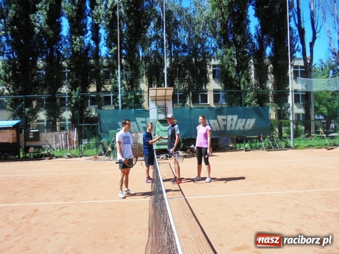 Zdjęcie w galerii na portalu naszraciborz.pl: Integracyjny turniej rodzinny w deblach - w rozgrywkach wzięło udział siedem rodzin wiadomości z regionu