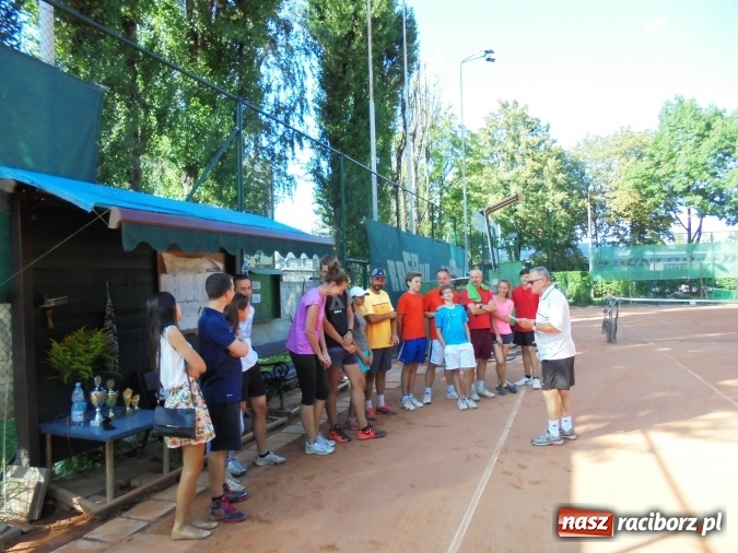 Zdjęcie w galerii na portalu naszraciborz.pl: Integracyjny turniej rodzinny w deblach - w rozgrywkach wzięło udział siedem rodzin wiadomości z regionu