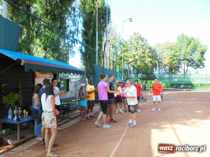 Zdjęcie w galerii na portalu naszraciborz.pl: Integracyjny turniej rodzinny w deblach - w rozgrywkach wzięło udział siedem rodzin wiadomości z regionu