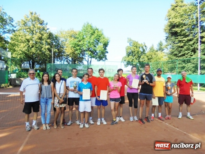 Zdjęcie w galerii na portalu naszraciborz.pl: Integracyjny turniej rodzinny w deblach - w rozgrywkach wzięło udział siedem rodzin wiadomości z regionu