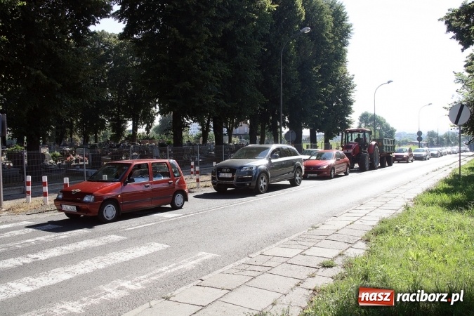 Zdjęcie w galerii na portalu naszraciborz.pl: Remont drogi na Pietrowice Wielkie. Policja zajęła się tematem tworzących się tu korków wiadomości z regionu