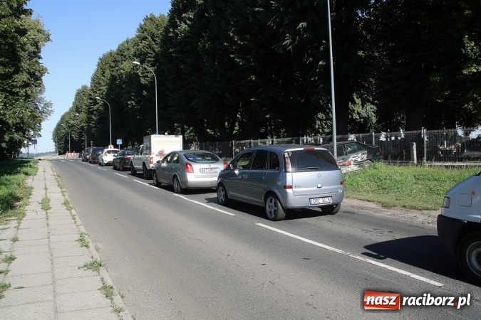 Zdjęcie w galerii na portalu naszraciborz.pl: Remont drogi na Pietrowice Wielkie. Policja zajęła się tematem tworzących się tu korków wiadomości z regionu