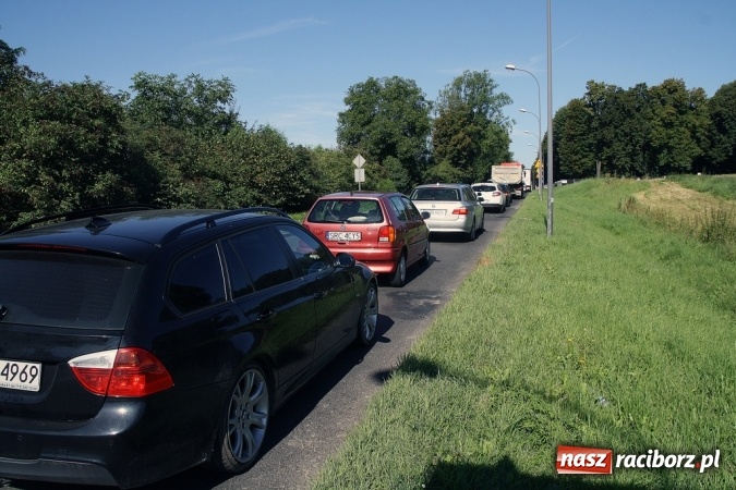 Zdjęcie w galerii na portalu naszraciborz.pl: Remont drogi na Pietrowice Wielkie. Policja zajęła się tematem tworzących się tu korków wiadomości z regionu