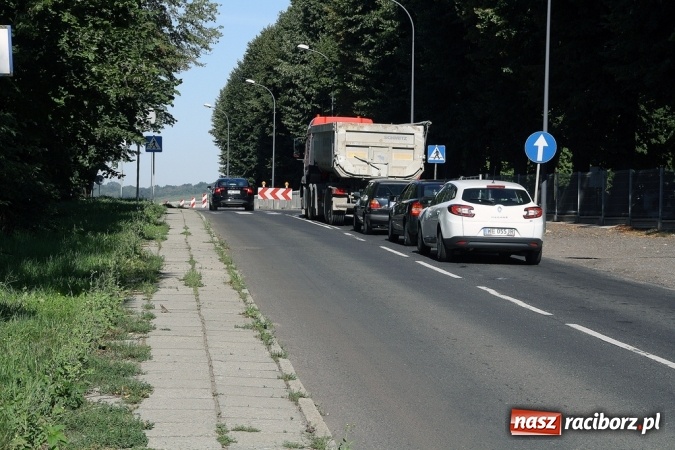 Zdjęcie w galerii na portalu naszraciborz.pl: Remont drogi na Pietrowice Wielkie. Policja zajęła się tematem tworzących się tu korków wiadomości z regionu