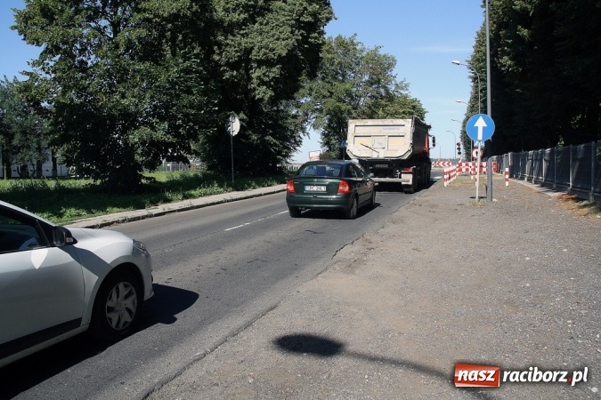 Zdjęcie w galerii na portalu naszraciborz.pl: Remont drogi na Pietrowice Wielkie. Policja zajęła się tematem tworzących się tu korków wiadomości z regionu