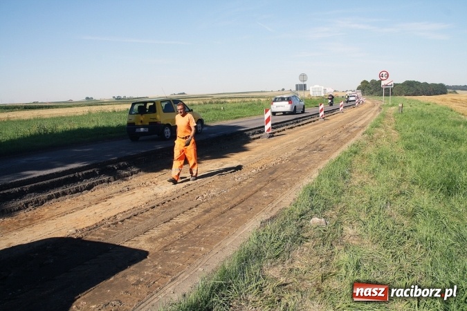 Zdjęcie w galerii na portalu naszraciborz.pl: Remont drogi na Pietrowice Wielkie. Policja zajęła się tematem tworzących się tu korków wiadomości z regionu