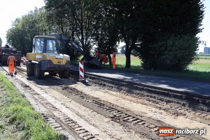 Zdjęcie w galerii na portalu naszraciborz.pl: Remont drogi na Pietrowice Wielkie. Policja zajęła się tematem tworzących się tu korków wiadomości z regionu