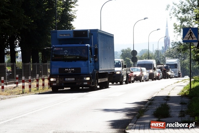 Zdjęcie w galerii na portalu naszraciborz.pl: Remont drogi na Pietrowice Wielkie. Policja zajęła się tematem tworzących się tu korków wiadomości z regionu