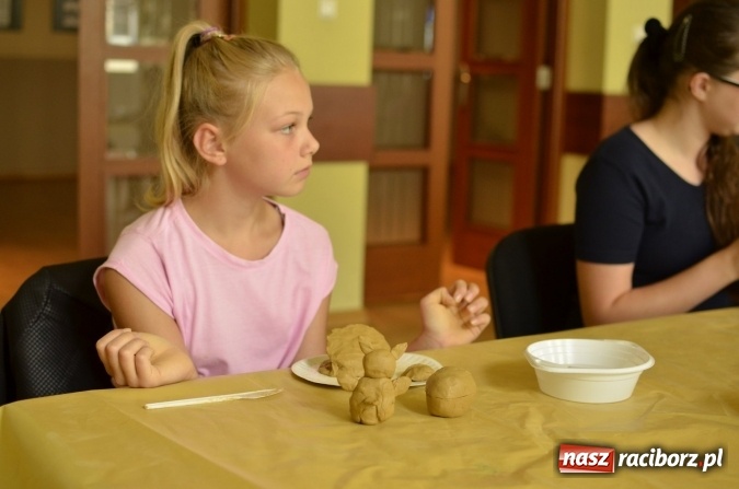 Zdjęcie w galerii na portalu naszraciborz.pl: Wakacje z RCK - warsztaty rzeźby w glinie  wiadomości z regionu