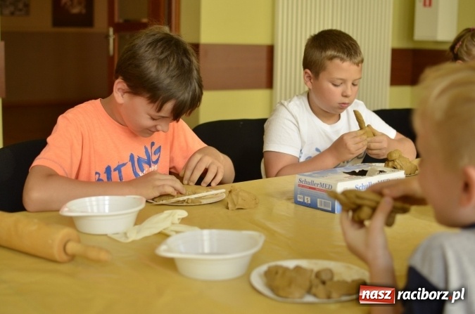 Zdjęcie w galerii na portalu naszraciborz.pl: Wakacje z RCK - warsztaty rzeźby w glinie  wiadomości z regionu