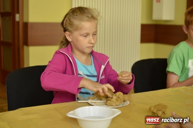 Zdjęcie w galerii na portalu naszraciborz.pl: Wakacje z RCK - warsztaty rzeźby w glinie  wiadomości z regionu