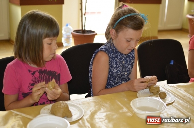 Zdjęcie w galerii na portalu naszraciborz.pl: Wakacje z RCK - warsztaty rzeźby w glinie  wiadomości z regionu