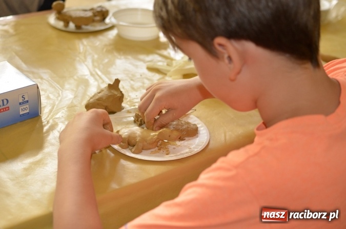 Zdjęcie w galerii na portalu naszraciborz.pl: Wakacje z RCK - warsztaty rzeźby w glinie  wiadomości z regionu