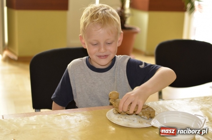 Zdjęcie w galerii na portalu naszraciborz.pl: Wakacje z RCK - warsztaty rzeźby w glinie  wiadomości z regionu