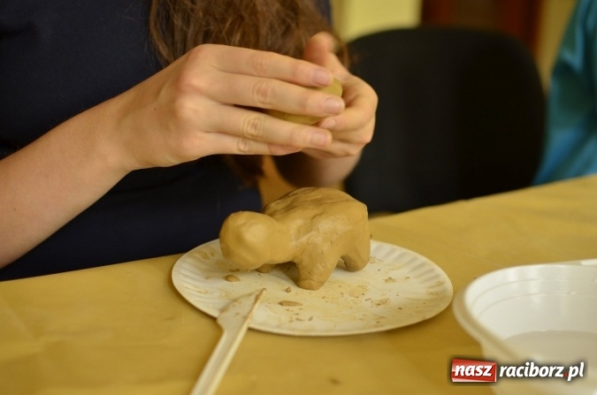 Zdjęcie w galerii na portalu naszraciborz.pl: Wakacje z RCK - warsztaty rzeźby w glinie  wiadomości z regionu