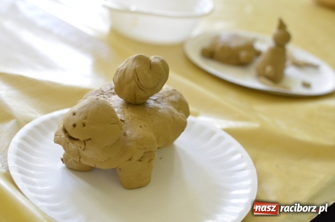 Zdjęcie w galerii na portalu naszraciborz.pl: Wakacje z RCK - warsztaty rzeźby w glinie  wiadomości z regionu