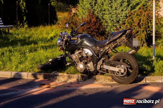Zdjęcie w galerii na portalu naszraciborz.pl: W Górkach Śląskich motocyklista zderzył się z samochodem osobowym wiadomości z regionu