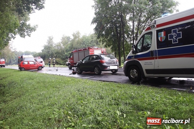 Zdjęcie w galerii na portalu naszraciborz.pl: Wypadek na granicy Raciborza i Kornowaca. Zderzyły się cztery samochody! wiadomości z regionu