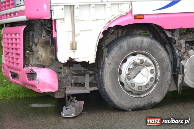 Zdjęcie w galerii na portalu naszraciborz.pl: Audi wyjechało wprost pod ciężar&oacute;wkę! wiadomości z regionu