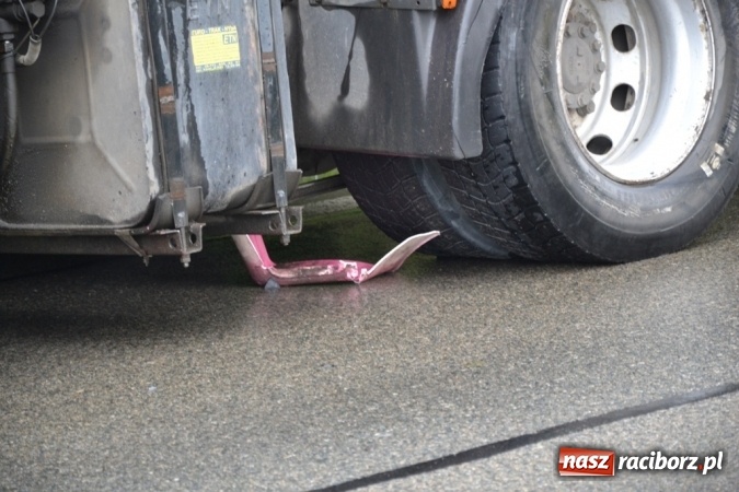 Zdjęcie w galerii na portalu naszraciborz.pl: Audi wyjechało wprost pod ciężar&oacute;wkę! wiadomości z regionu