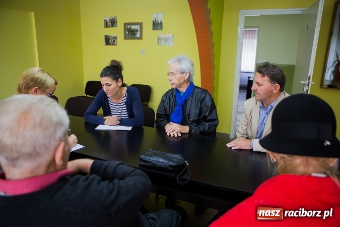 Zdjęcie w galerii na portalu naszraciborz.pl: Potomek ojca śląskich strażak&oacute;w odwiedził wraz z żoną raciborską komendę Państwowej Straży Pożarnej wiadomości z regionu