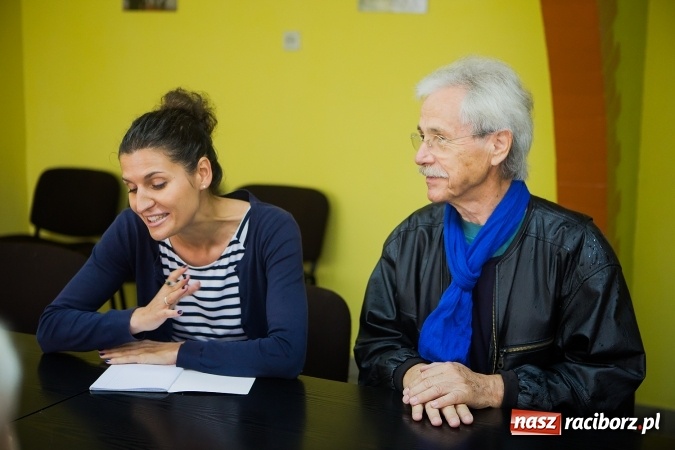 Zdjęcie w galerii na portalu naszraciborz.pl: Potomek ojca śląskich strażak&oacute;w odwiedził wraz z żoną raciborską komendę Państwowej Straży Pożarnej wiadomości z regionu