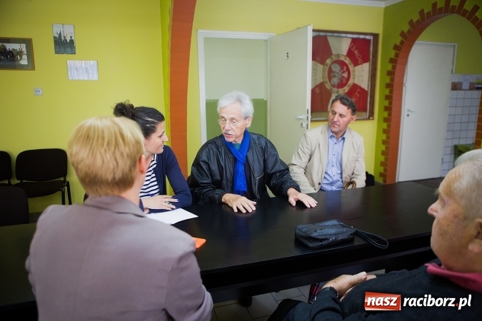 Zdjęcie w galerii na portalu naszraciborz.pl: Potomek ojca śląskich strażak&oacute;w odwiedził wraz z żoną raciborską komendę Państwowej Straży Pożarnej wiadomości z regionu