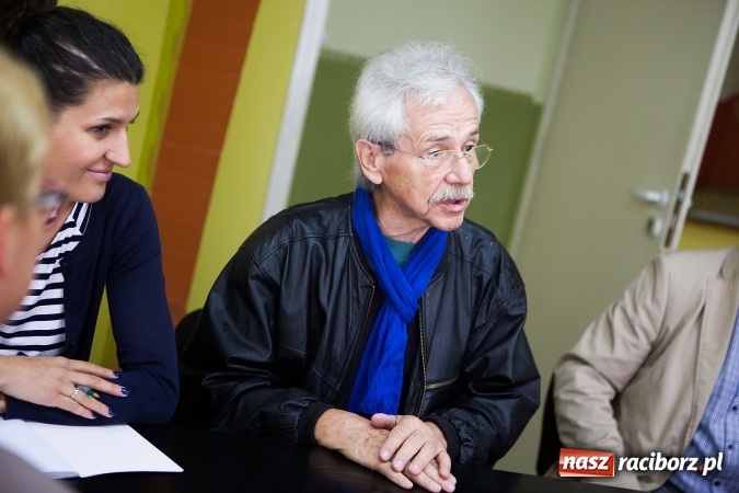 Zdjęcie w galerii na portalu naszraciborz.pl: Potomek ojca śląskich strażak&oacute;w odwiedził wraz z żoną raciborską komendę Państwowej Straży Pożarnej wiadomości z regionu