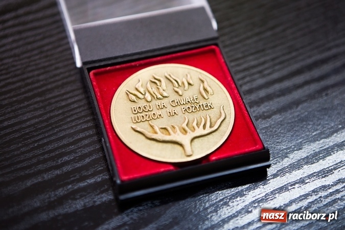 Zdjęcie w galerii na portalu naszraciborz.pl: Potomek ojca śląskich strażak&oacute;w odwiedził wraz z żoną raciborską komendę Państwowej Straży Pożarnej wiadomości z regionu