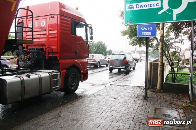 Zdjęcie w galerii na portalu naszraciborz.pl: Doszło do kolizji. TIR zderzył się z osob&oacute;wką wiadomości z regionu