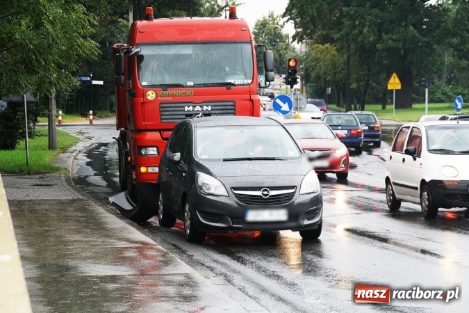 Zdjęcie w galerii na portalu naszraciborz.pl: Doszło do kolizji. TIR zderzył się z osob&oacute;wką wiadomości z regionu