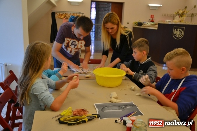 Zdjęcie w galerii na portalu naszraciborz.pl: Letnia Akcja Zamkowe Zuchy 2016 – wytwarzanie ozdób w glinie wiadomości z regionu