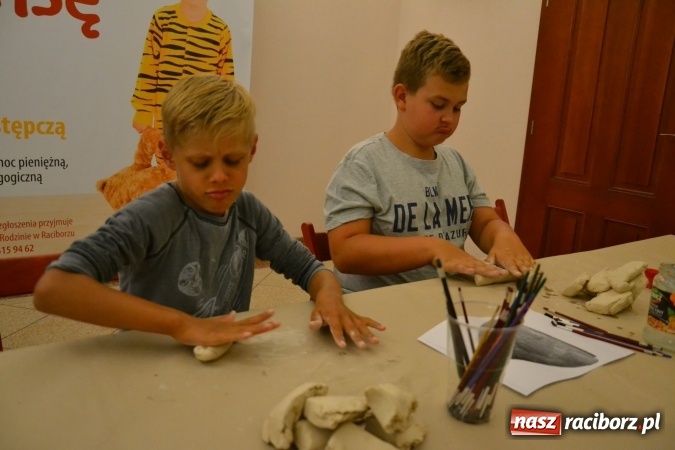 Zdjęcie w galerii na portalu naszraciborz.pl: Letnia Akcja Zamkowe Zuchy 2016 – wytwarzanie ozdób w glinie wiadomości z regionu