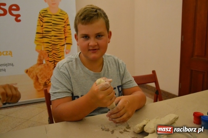 Zdjęcie w galerii na portalu naszraciborz.pl: Letnia Akcja Zamkowe Zuchy 2016 – wytwarzanie ozdób w glinie wiadomości z regionu