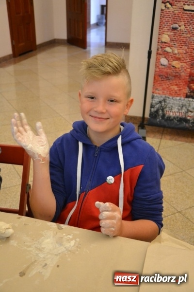 Zdjęcie w galerii na portalu naszraciborz.pl: Letnia Akcja Zamkowe Zuchy 2016 – wytwarzanie ozdób w glinie wiadomości z regionu