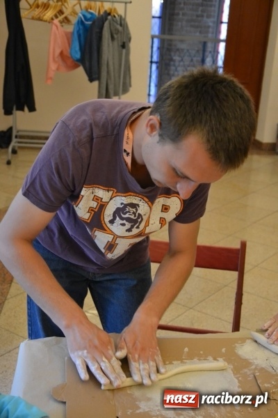 Zdjęcie w galerii na portalu naszraciborz.pl: Letnia Akcja Zamkowe Zuchy 2016 – wytwarzanie ozdób w glinie wiadomości z regionu