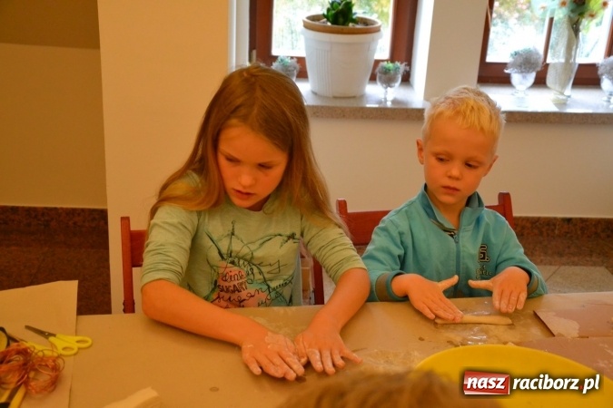 Zdjęcie w galerii na portalu naszraciborz.pl: Letnia Akcja Zamkowe Zuchy 2016 – wytwarzanie ozdób w glinie wiadomości z regionu