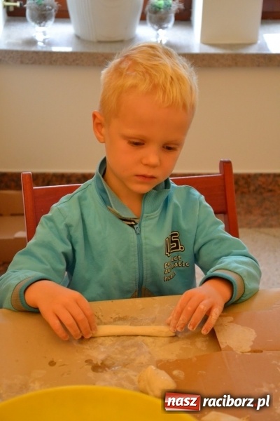 Zdjęcie w galerii na portalu naszraciborz.pl: Letnia Akcja Zamkowe Zuchy 2016 – wytwarzanie ozdób w glinie wiadomości z regionu