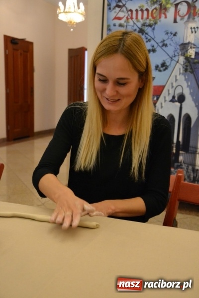 Zdjęcie w galerii na portalu naszraciborz.pl: Letnia Akcja Zamkowe Zuchy 2016 – wytwarzanie ozdób w glinie wiadomości z regionu